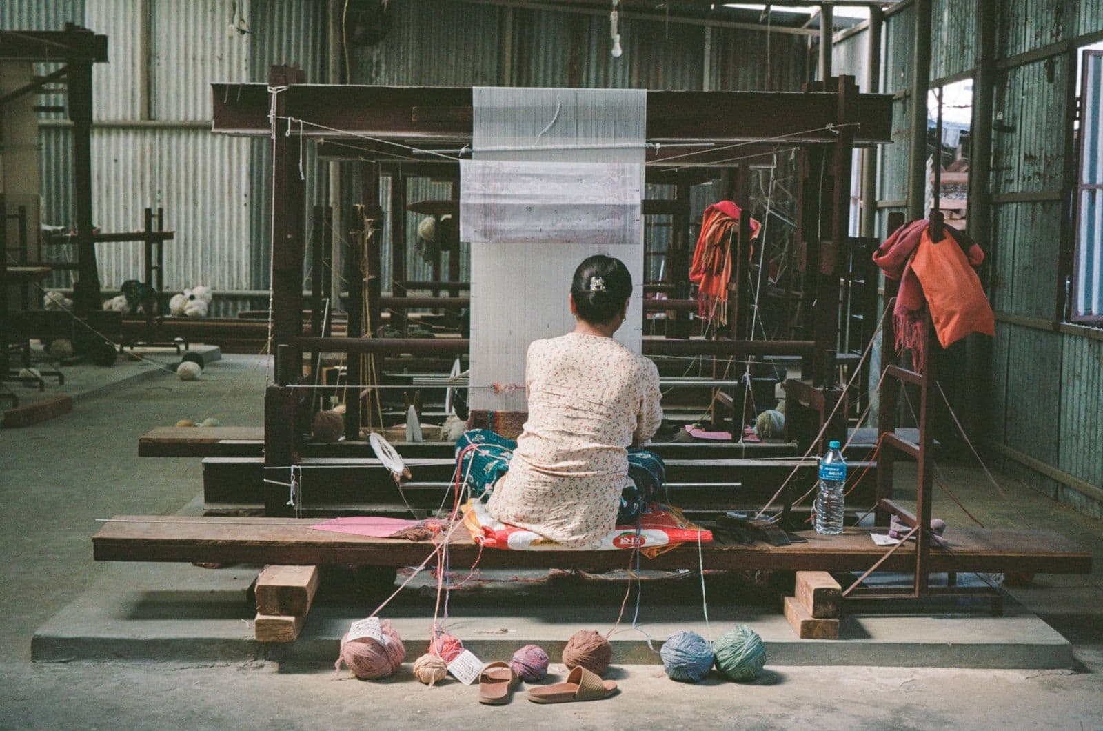 Người thợ đang dệt một thiết kế thảm trong xưởng thủ công